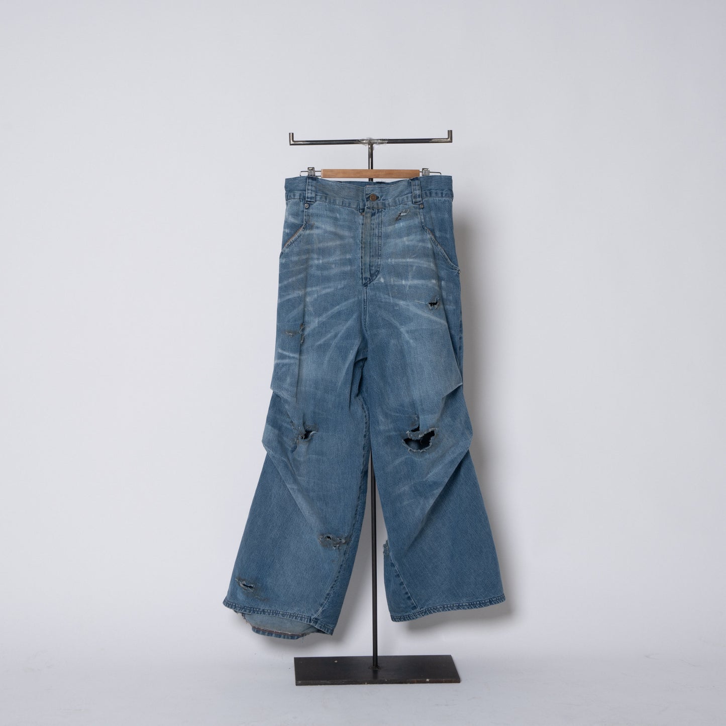 CRASHED BLUE JEANS